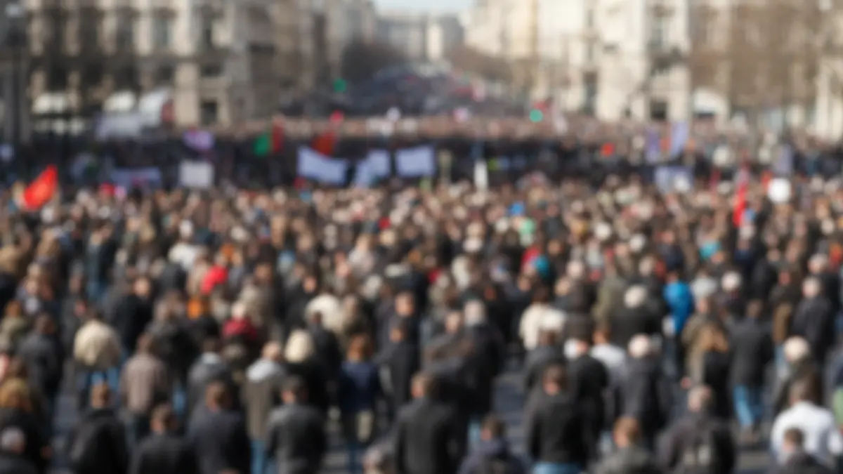 Imatge genèrica d'una pancarta en una manifestació educativa, amb gent borrosa al fons.
