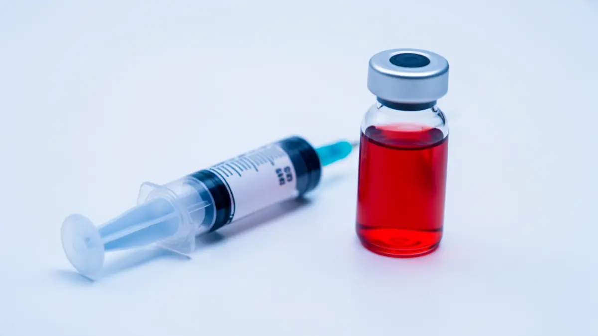 Imagen genérica de una jeringa médica y un vial.