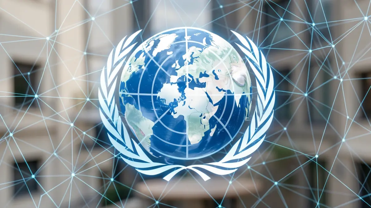 Logotip de les Nacions Unides i el planeta Terra amb patrons digitals, simbolitzant la governança de la IA.
