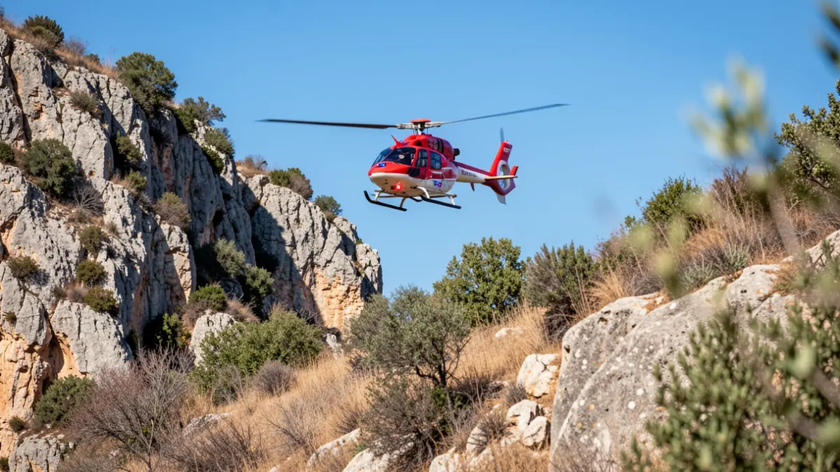 Imatge genèrica d'un helicòpter de rescat en un parc natural mediterrani.