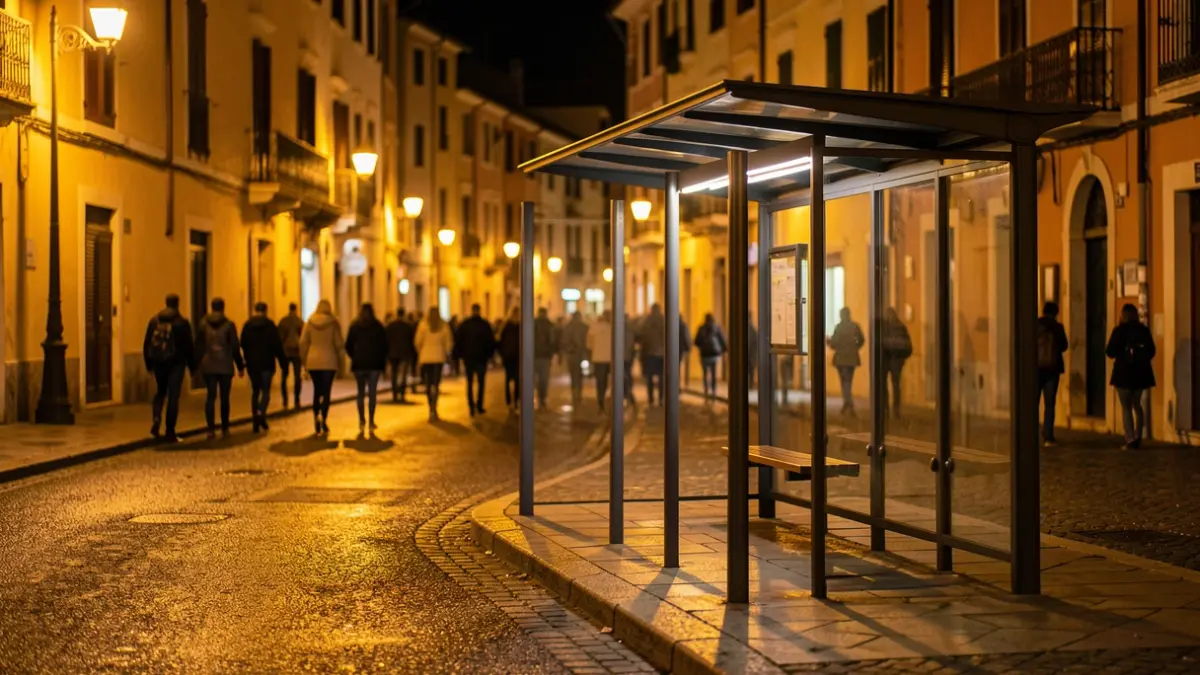 Imatge genèrica d'una parada de bus nocturna en un entorn mediterrani.