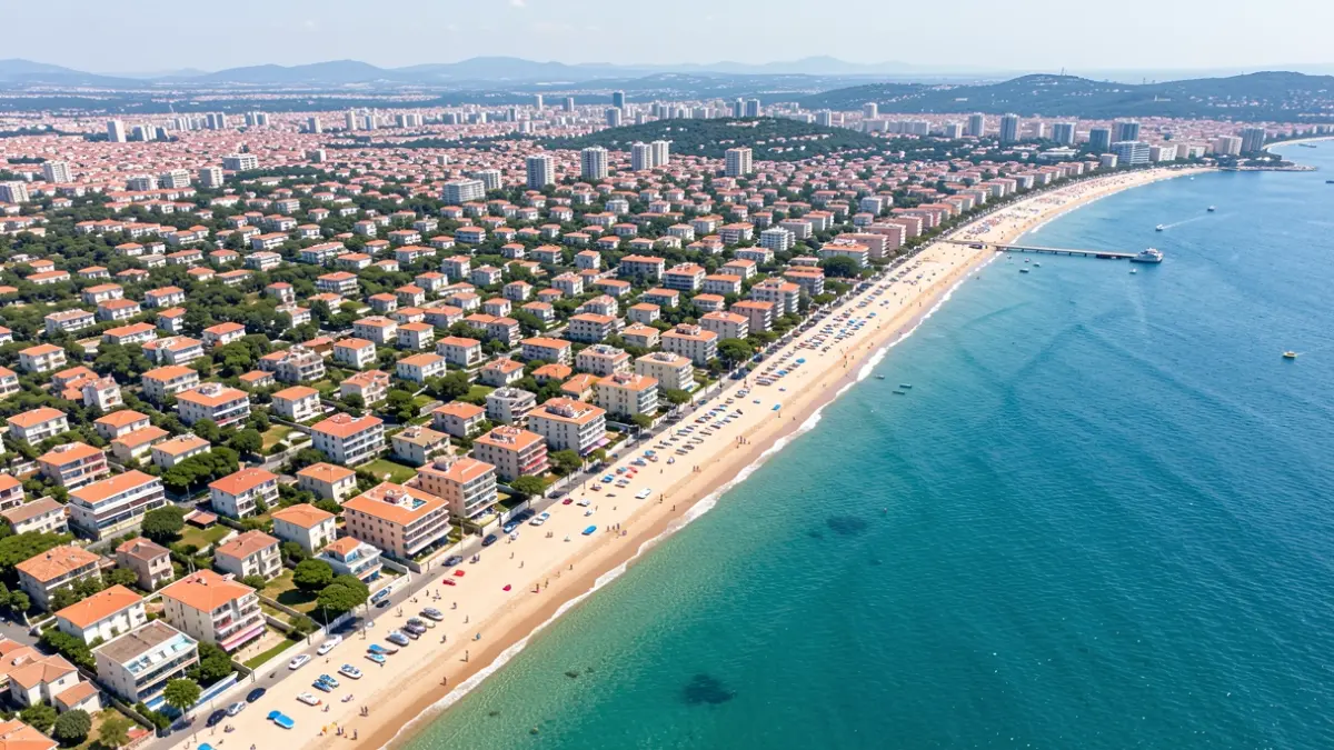 Imatge genèrica d'una ciutat costanera mediterrània amb diverses zones residencials.
