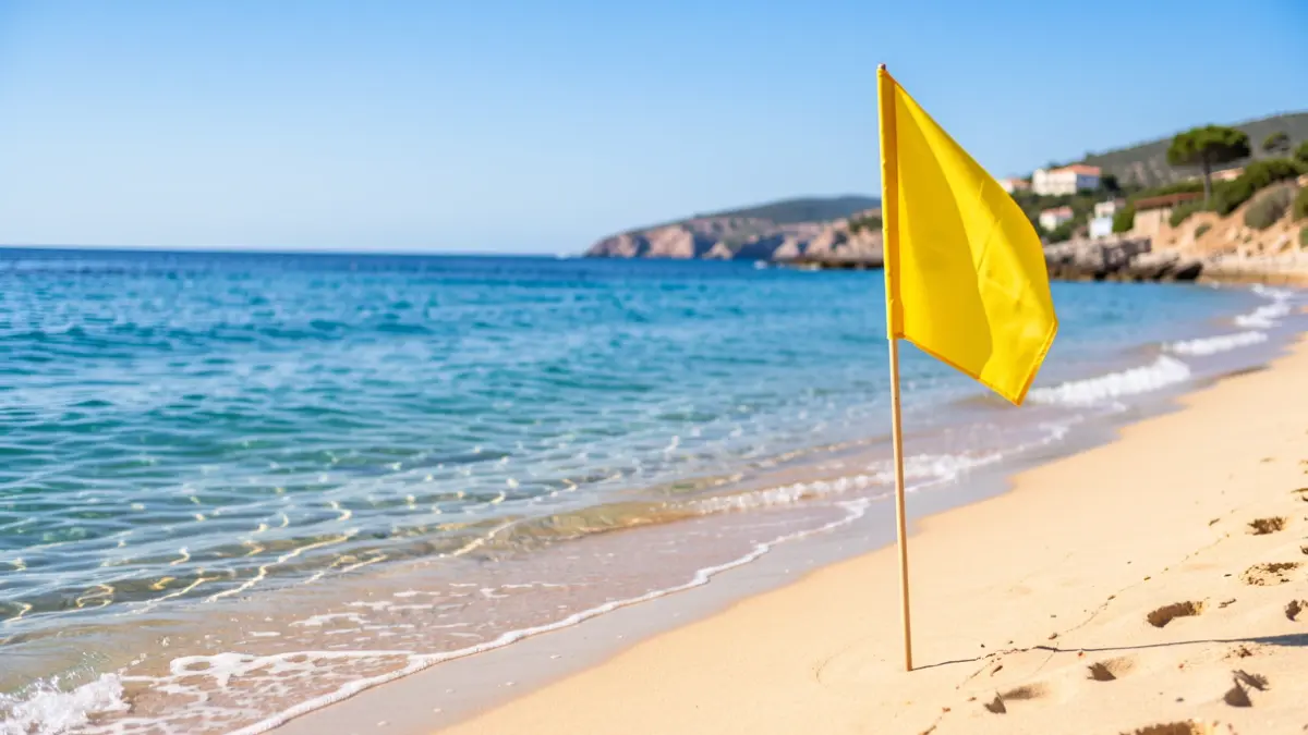 Imagen genérica de una playa con una bandera amarilla y el mar Mediterráneo.
