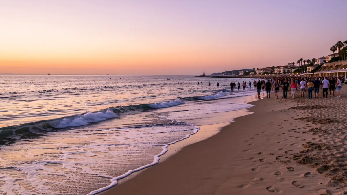 Imatge genèrica d'una platja mediterrània al capvespre.