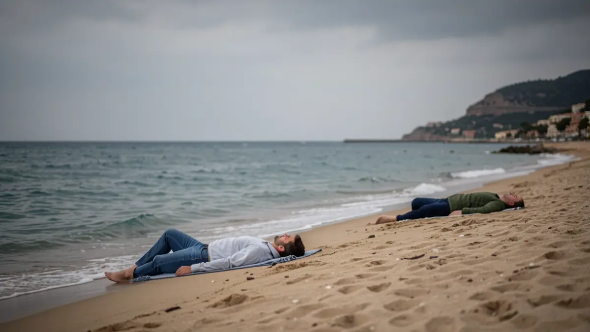 Imagen genérica de dos hombres inconscientes en una playa mediterránea.