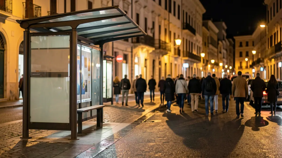 Imatge genèrica d'una parada d'autobús nocturna en una ciutat mediterrània.