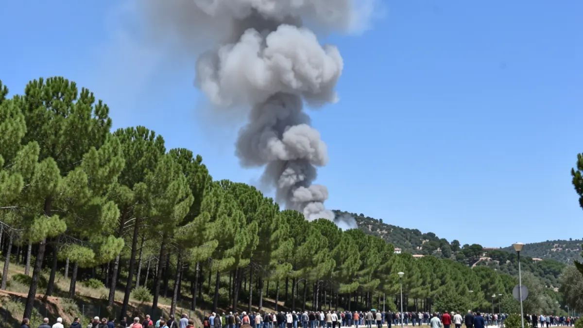 Imatge genèrica de fum d'incendi forestal sobre una muntanya.