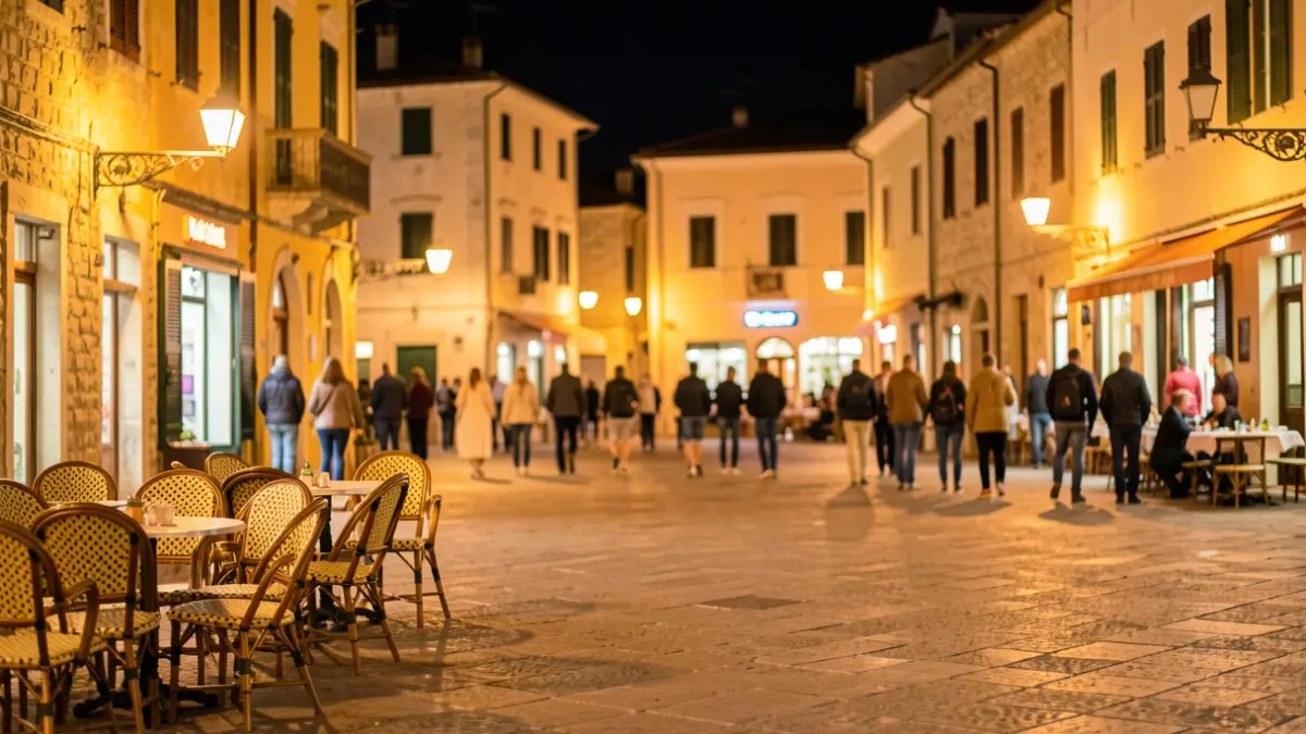 Imatge genèrica d'una plaça mediterrània il·luminada de nit durant una festa.