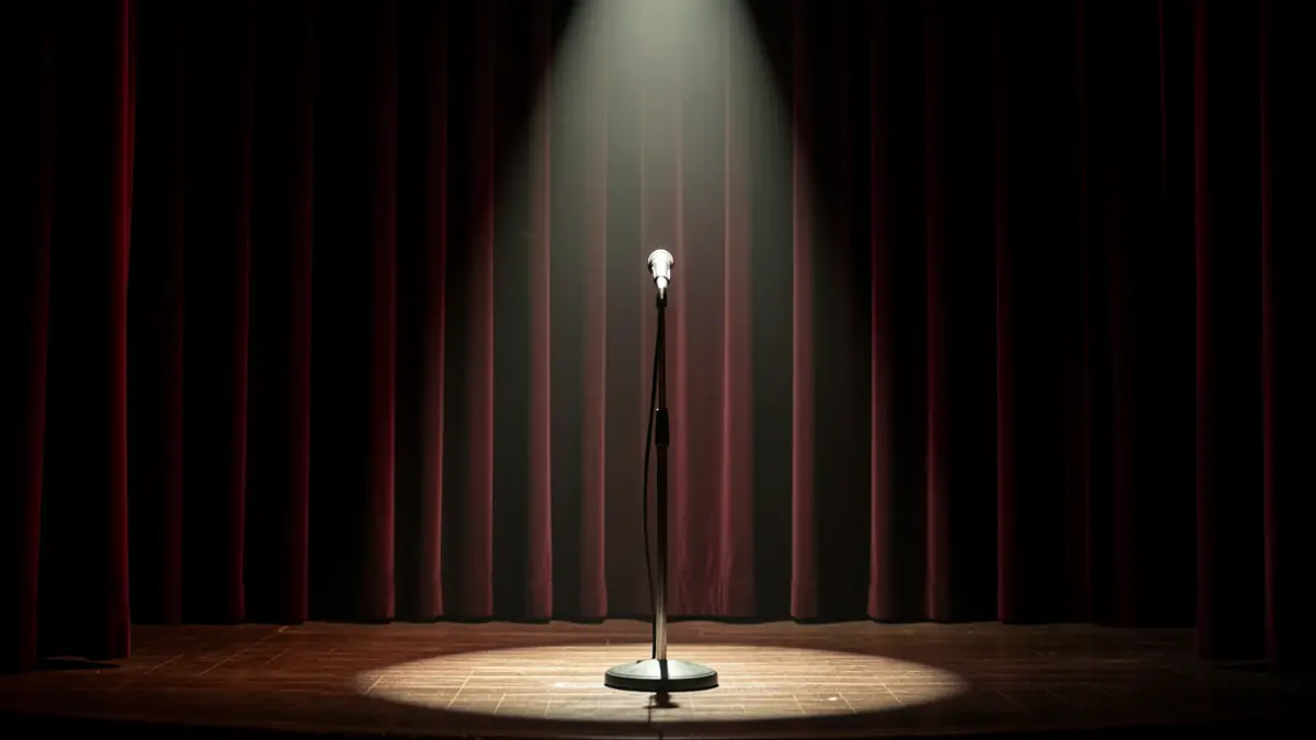Imatge genèrica d'un escenari de cabaret buit amb un micròfon.