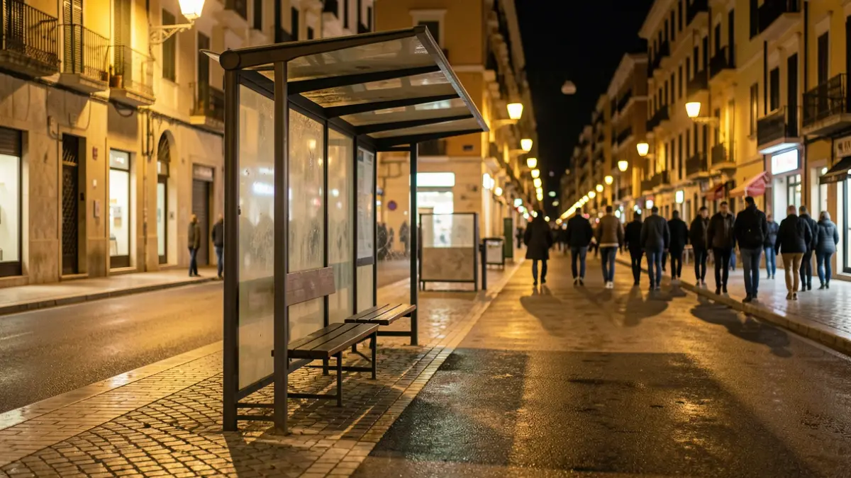 Imagen genérica de una parada de autobús vacía de noche.