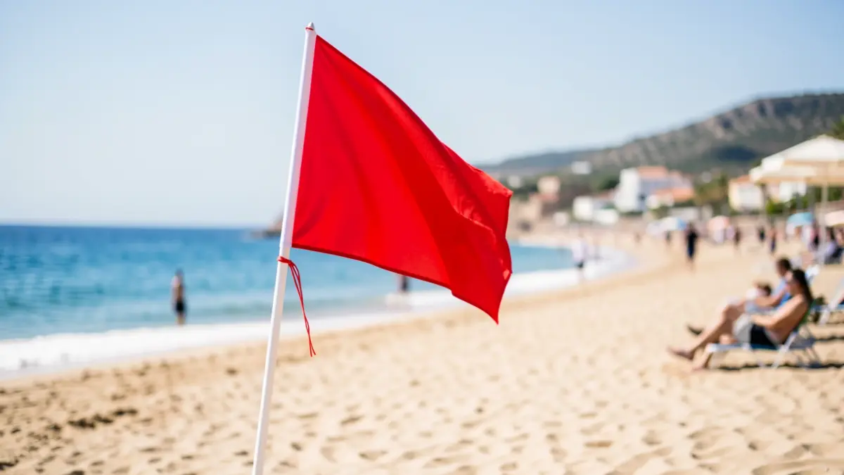 Bandera roja onejant en la platja de la Roda a Altea per a prohibir el bany.