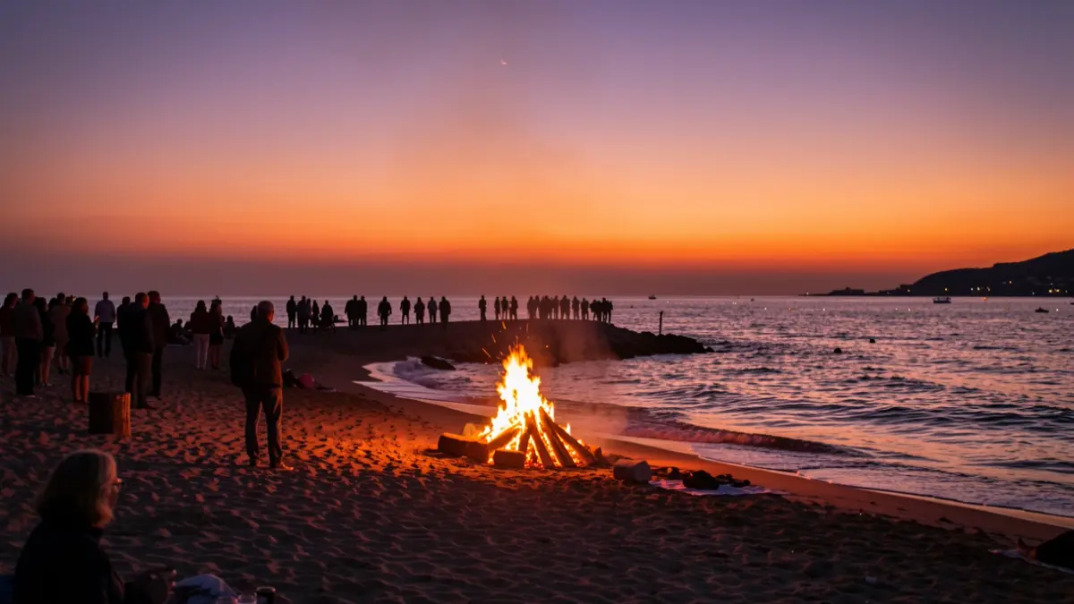 Imagen genérica de una hoguera en la playa al atardecer.