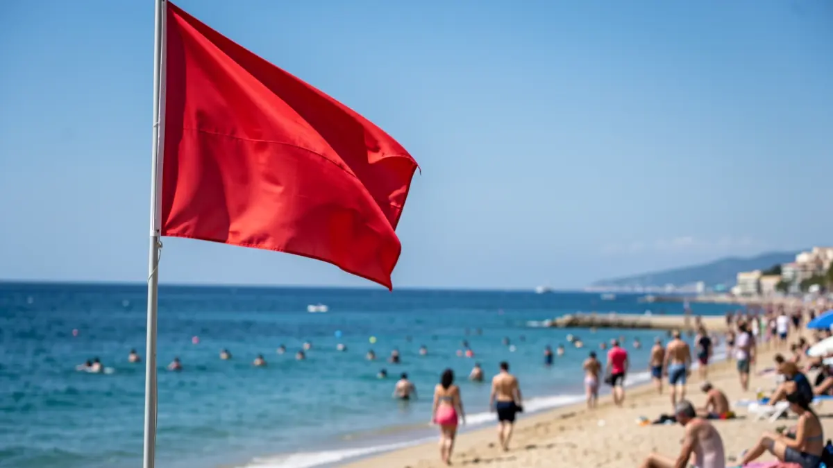 Red flag raised at a bathing area in Torrevieja due to a water quality incident.