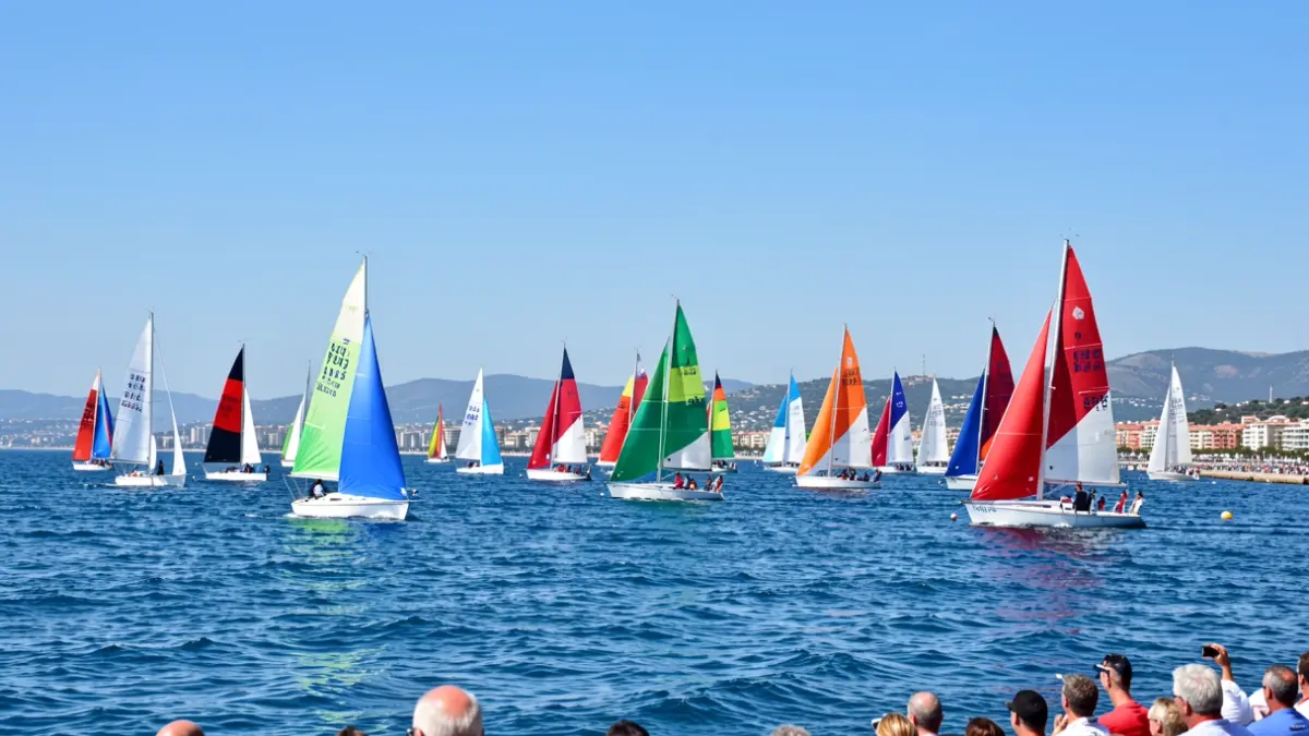 Imagen genérica de veleros compitiendo en una regata en la costa de Valencia.