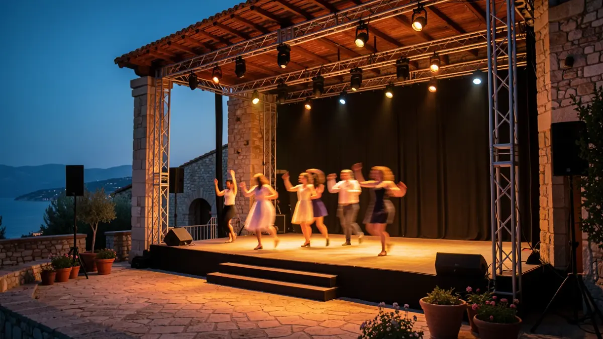 Escenario de un anfiteatro al aire libre durante una gala de danza en verano.