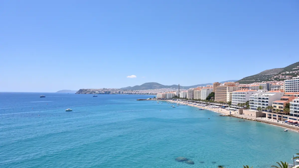 Imatge genèrica del cel blau i el mar Mediterrani a Benidorm.