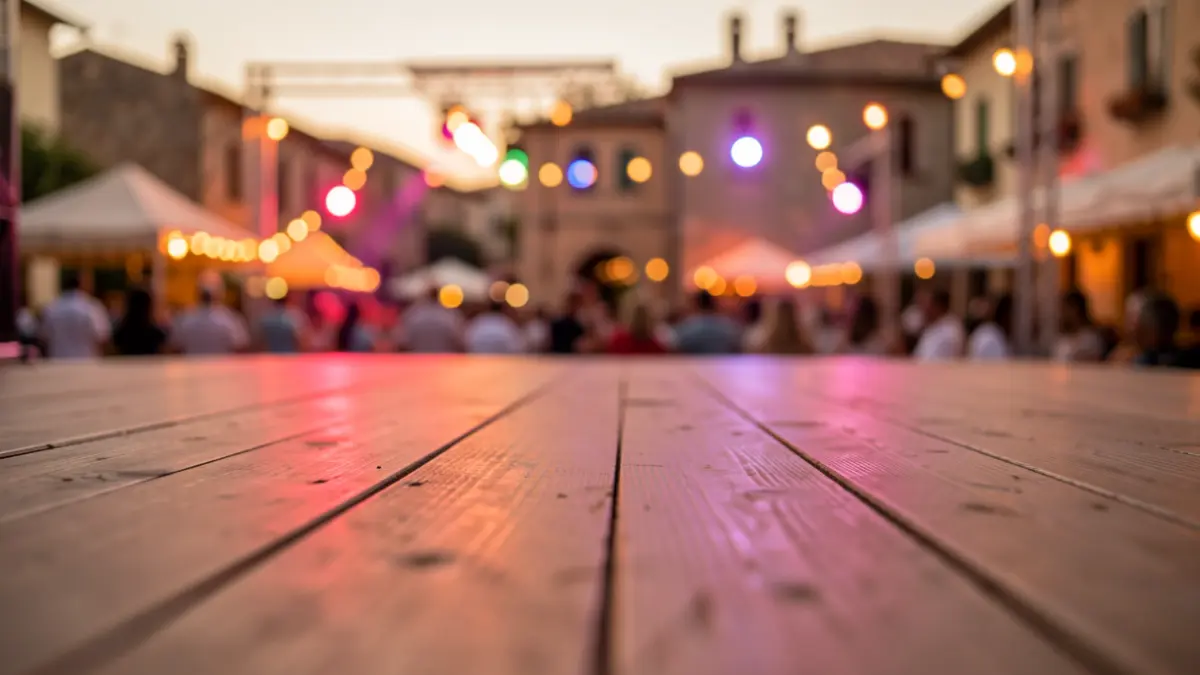 Imagen genérica de un escenario de festival al aire libre con luces coloridas.