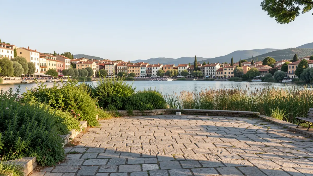 Imatge del llac del Parc de Barracas a Catarroja amb vegetació de ribera.