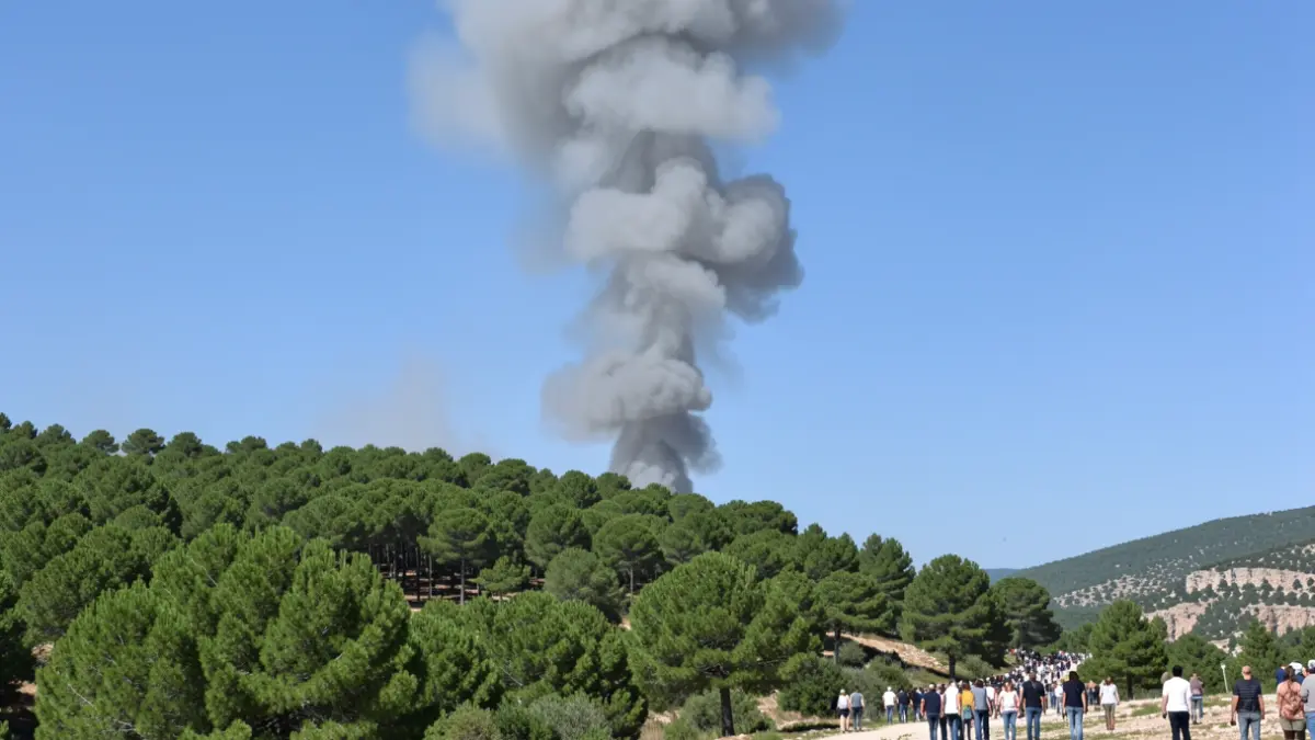 Imagen genérica de humo sobre una zona forestal.