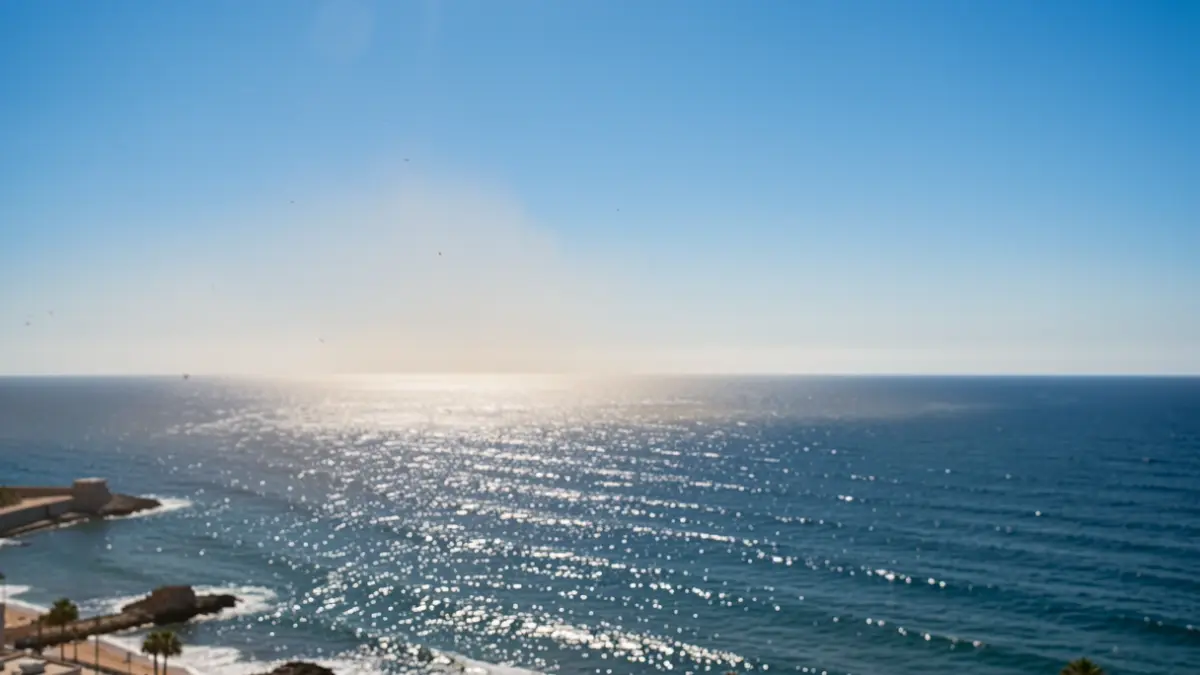 Imatge genèrica d'un cel clar i assolellat sobre la costa de València.