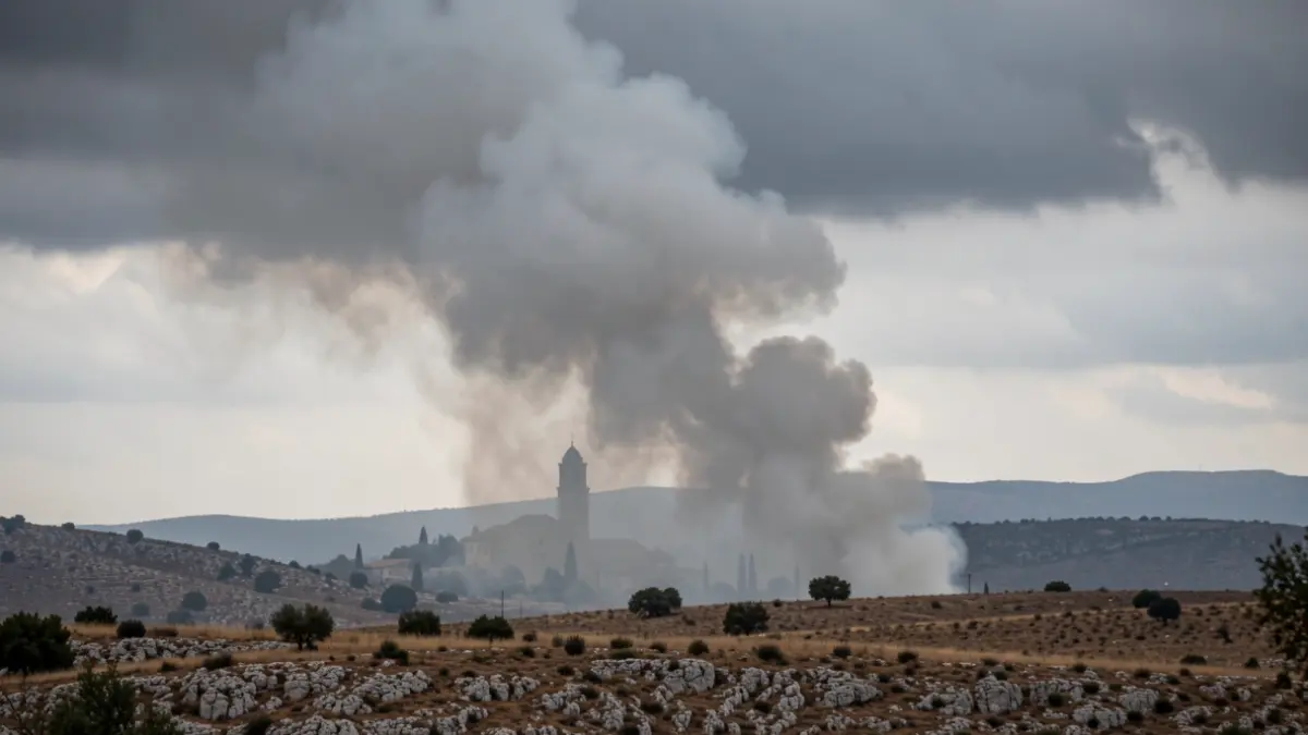 Imagen genérica de una columna de humo denso sobre un paisaje mediterráneo con una ermita.