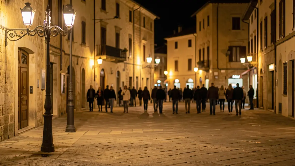 Imagen genérica de una plaza urbana de noche con iluminación cálida.