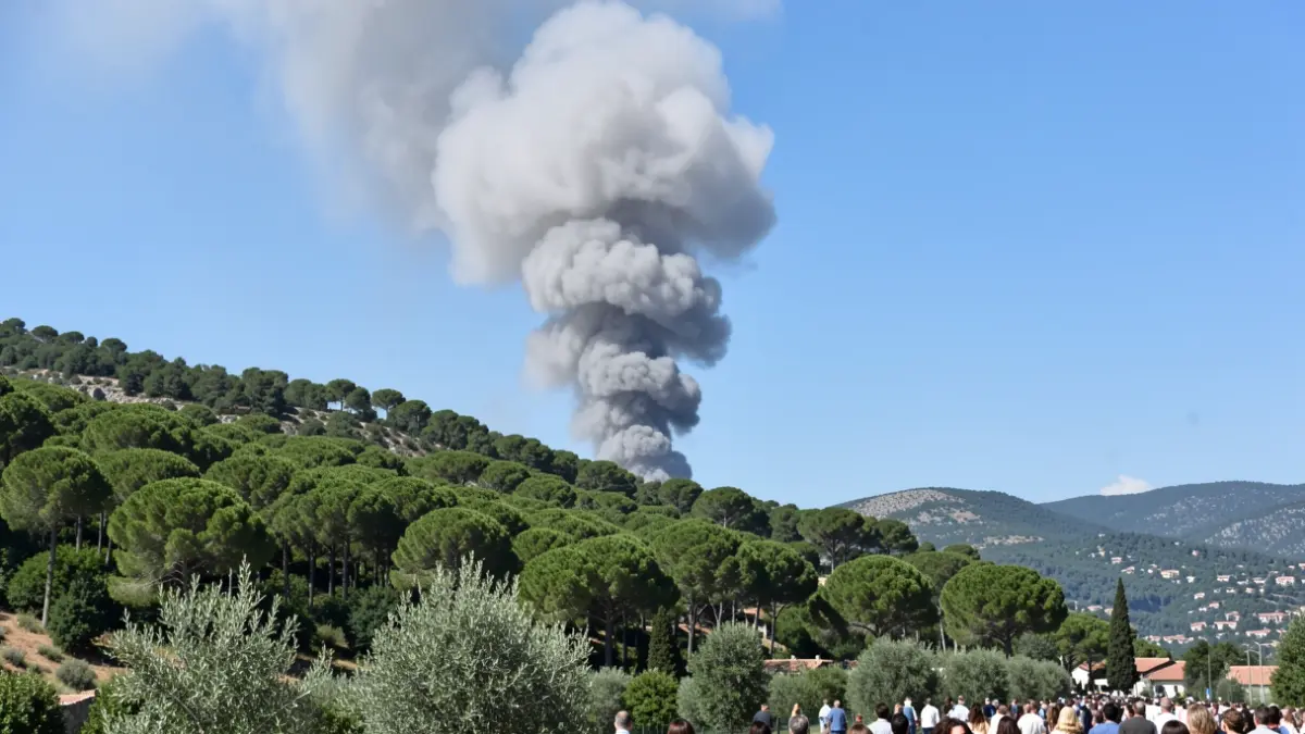 Imatge genèrica d'una columna de fum sobre una zona forestal.