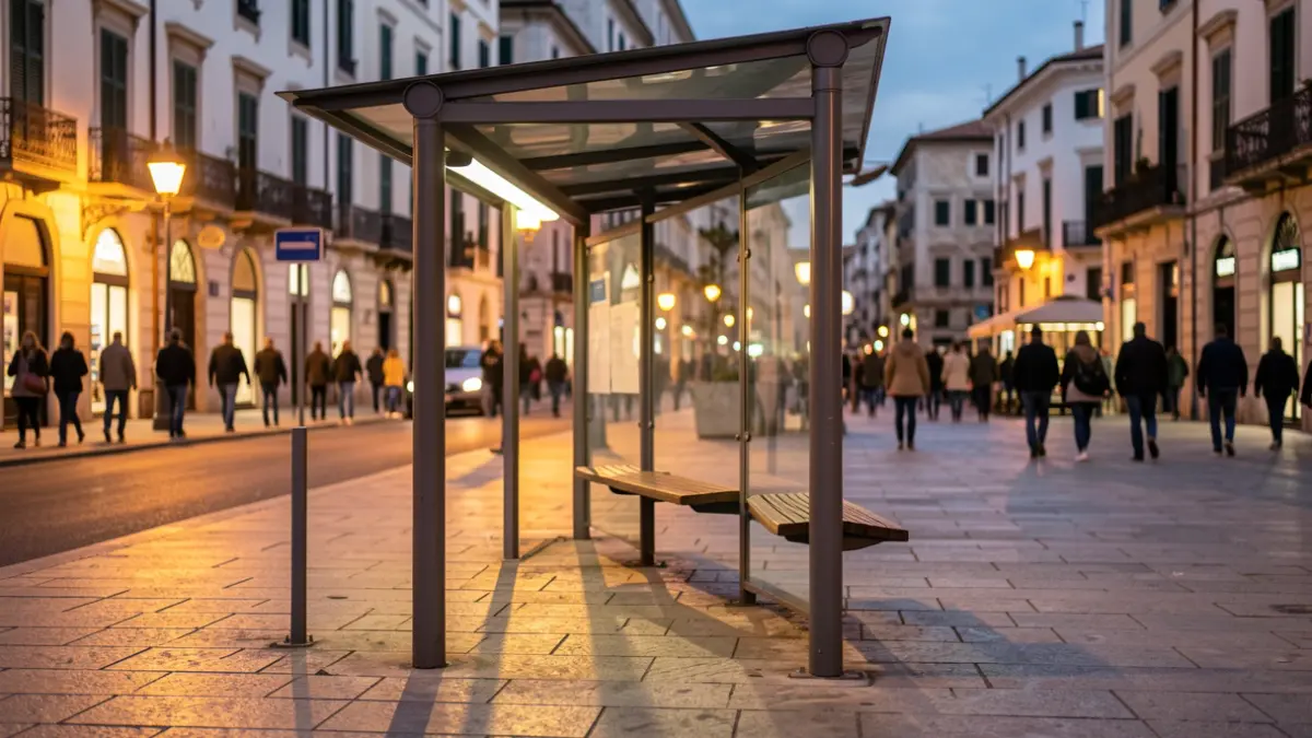 Imagen genérica de una parada de autobús urbana en una ciudad mediterránea al atardecer.