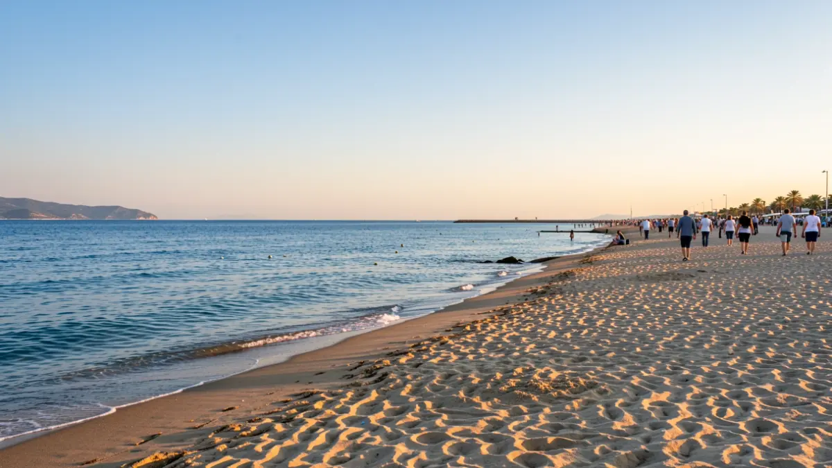 Imatge genèrica d'una platja mediterrània al matí amb el cel clar.