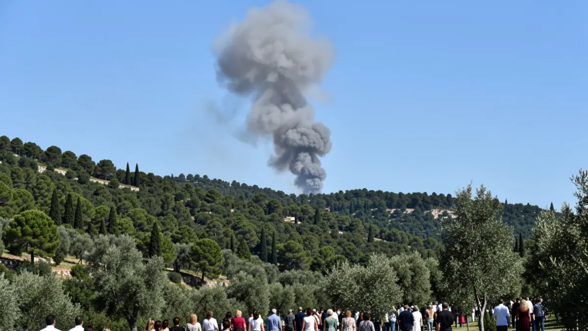 Imatge genèrica de fum d'un incendi forestal en un paisatge mediterrani.