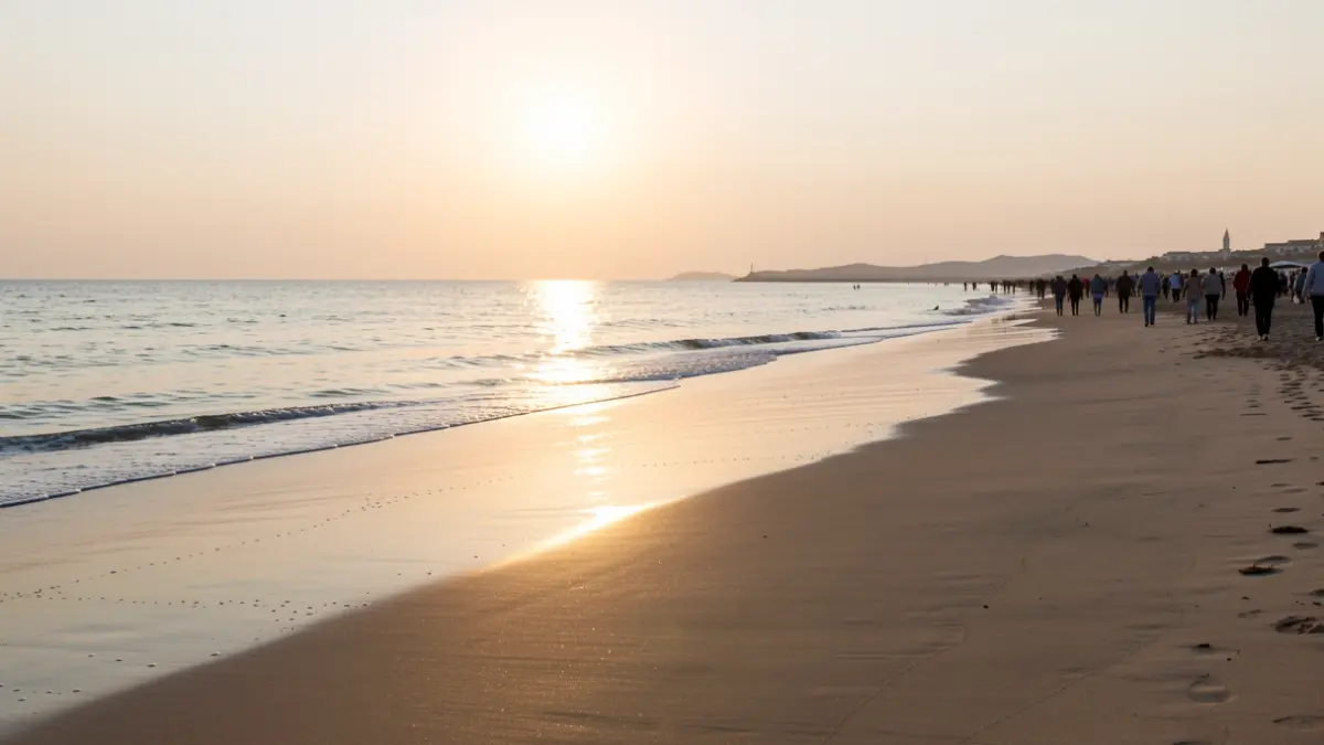 Imagen genérica de una playa mediterránea por la mañana con luz suave.