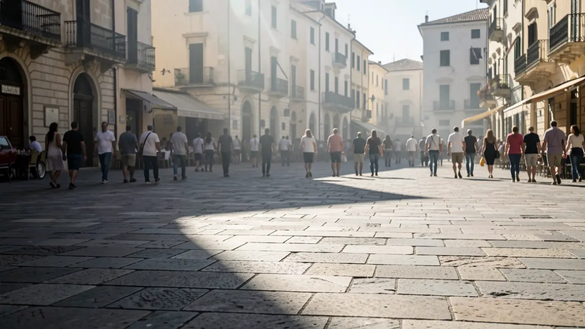 Imatge genèrica d'una plaça urbana sota una forta insolació durant una onada de calor.