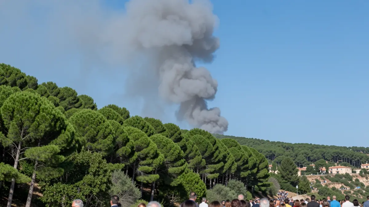 Imatge de la columna de fum provocada per l'incendi forestal en una zona muntanyosa.