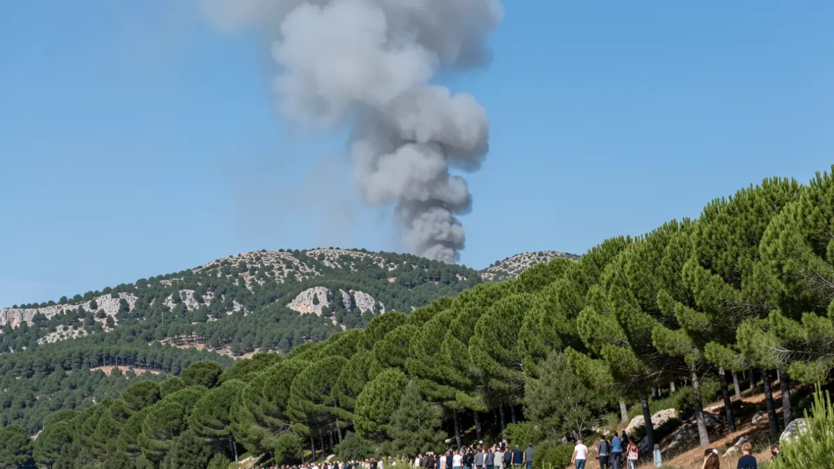 Column of smoke over the Serra d'Espadà during the forest fire.