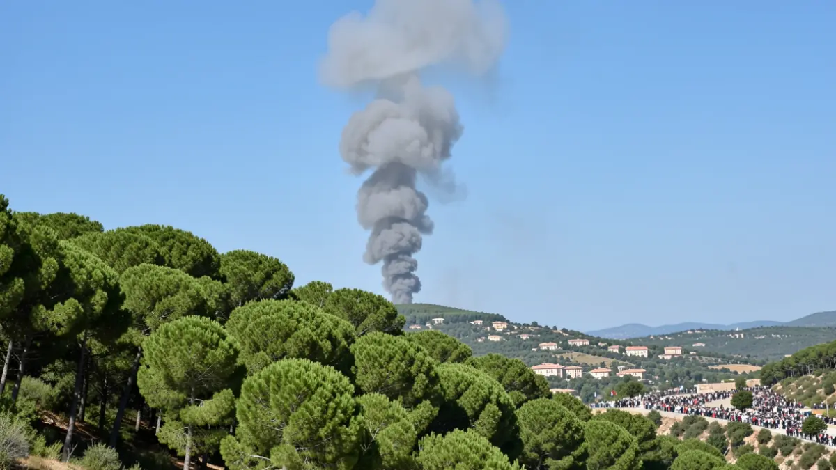 Imagen genérica de columna de humo sobre una zona forestal mediterránea.