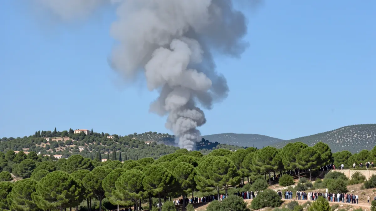 Imagen genérica de una columna de humo sobre una zona forestal mediterránea.