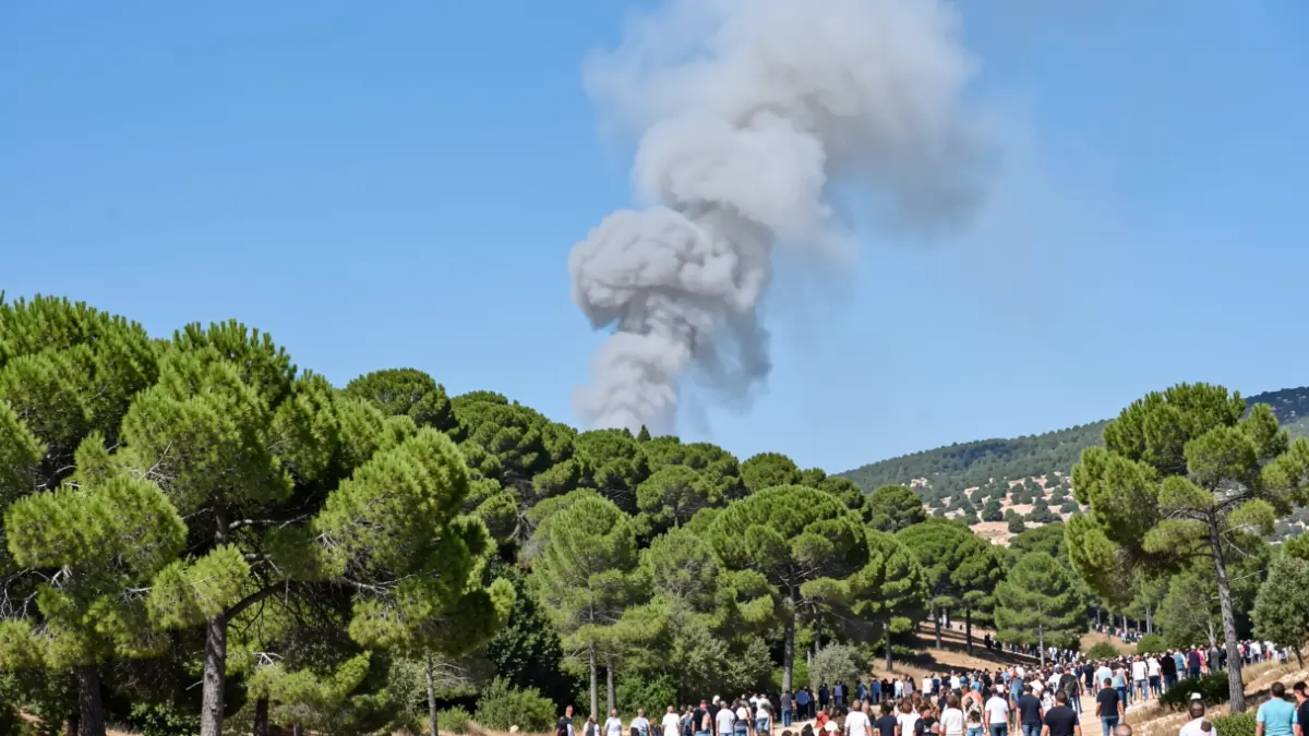 Imagen genérica de una columna de humo sobre una zona forestal.