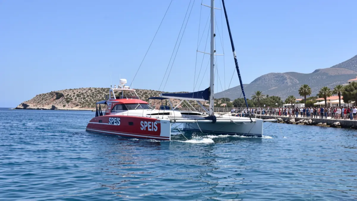 Imatge genèrica d'una embarcació de rescat prop d'un catamarà enfonsat a prop de l'illa de Tabarca.