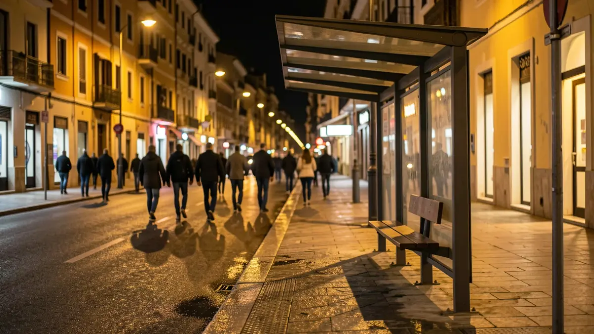 Imagen genérica de una parada de autobús urbana durante la noche.