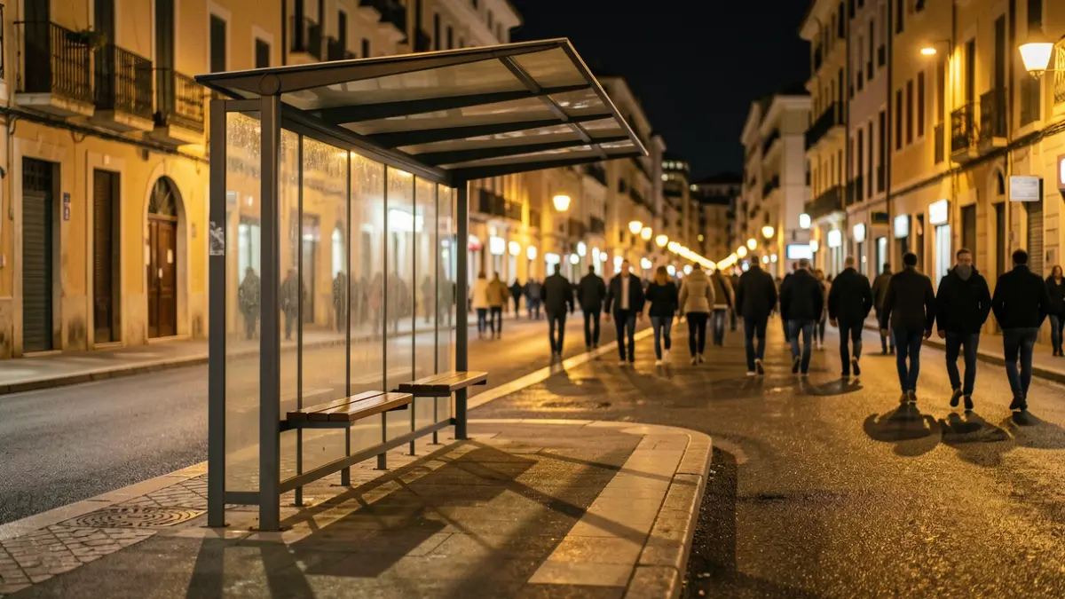 Imatge genèrica d'una parada de transport públic nocturna a València.