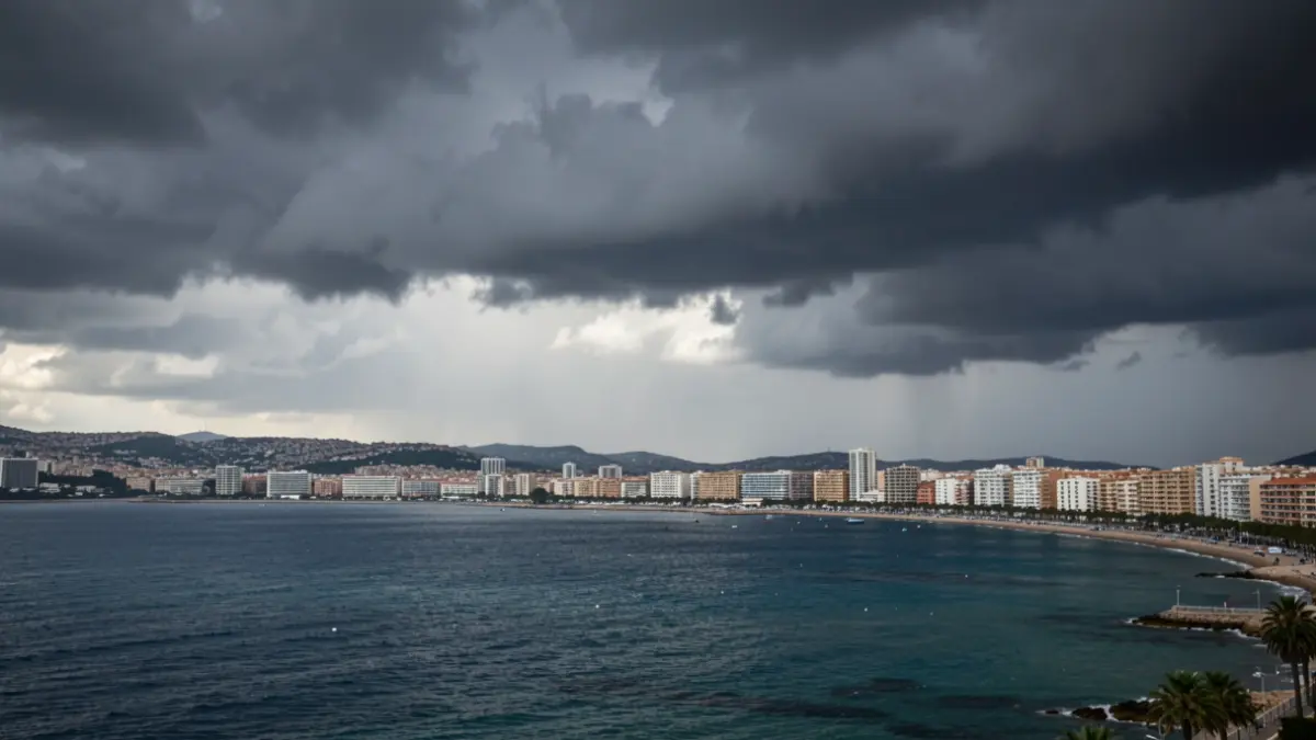 Imagen genérica de cielo tormentoso sobre la costa de Benidorm con nubes y lluvia.