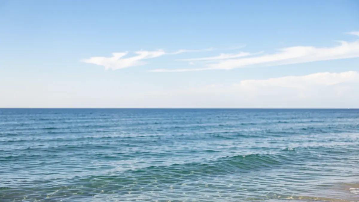 Imagen genérica del cielo y la costa valenciana con buen tiempo.