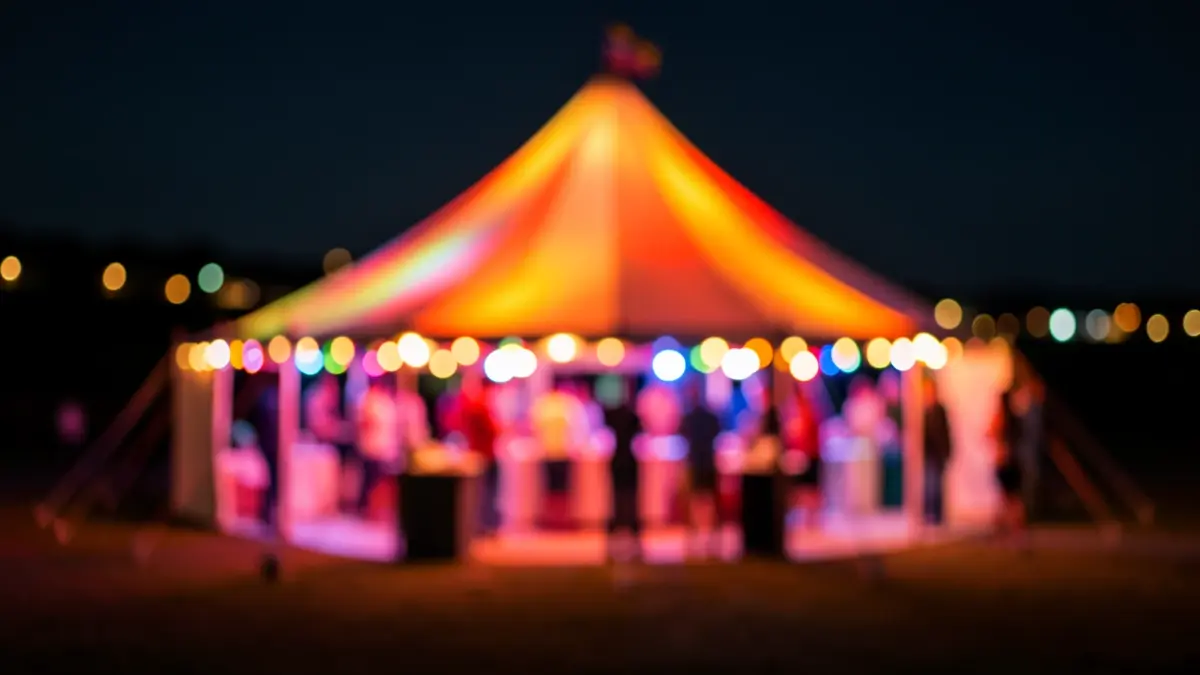 Imagen genérica de una carpa festiva iluminada de noche.