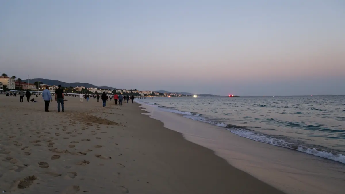 Imatge genèrica d'una platja mediterrània al capvespre amb indicis d'un dispositiu especial.