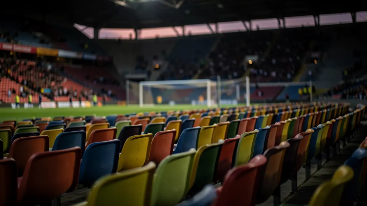 Imagen genérica de un estadio de fútbol vacío con luces.