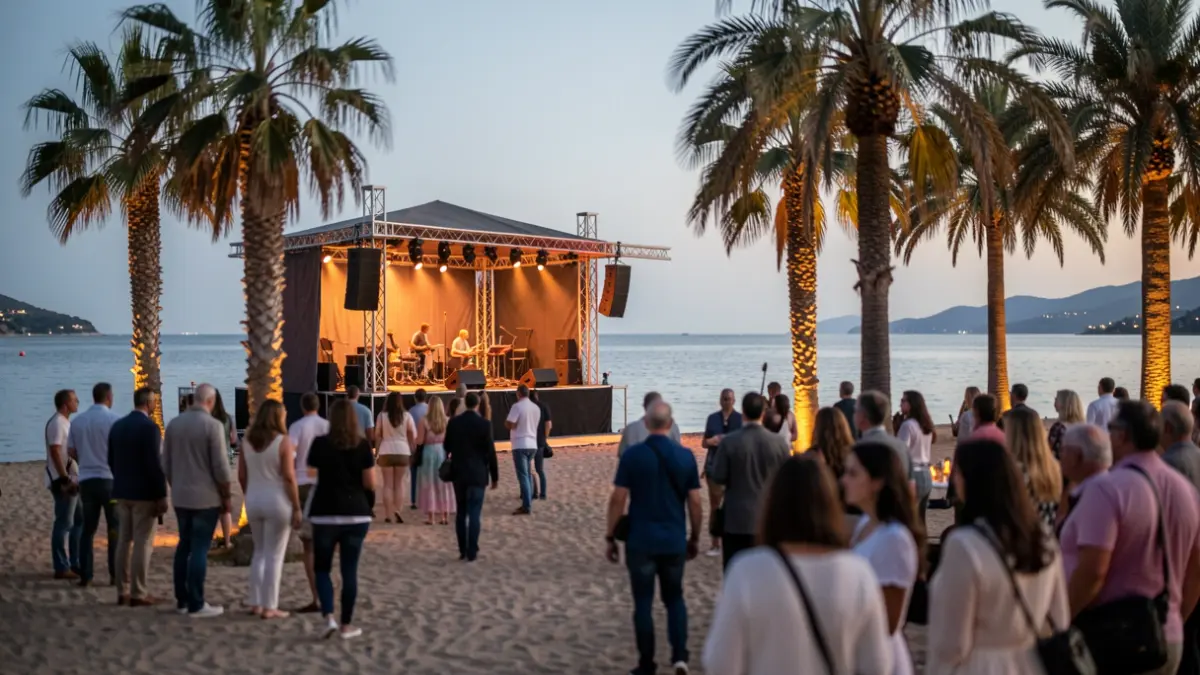 Imatge genèrica d'un parc de platja mediterrani al capvespre amb un escenari.