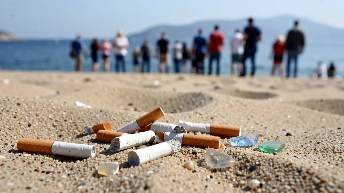 Imatge genèrica de burilles i microplàstics recollits de la sorra d'una platja.