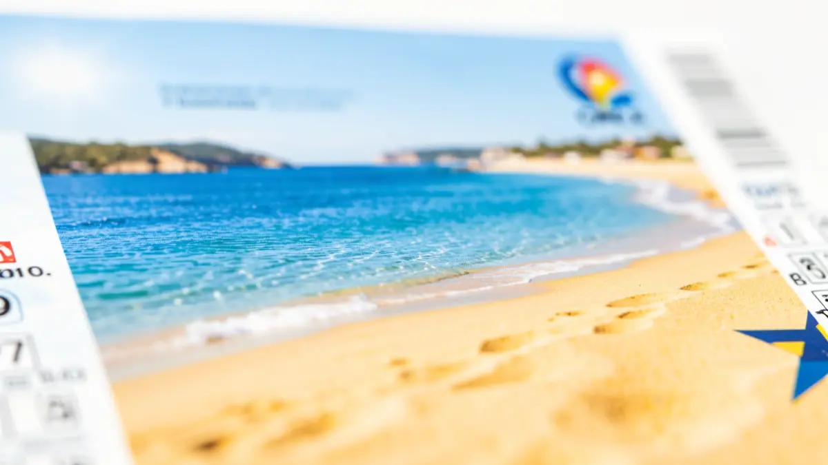 Imatge genèrica d'un cupó de loteria de l'ONCE amb una platja mediterrània.