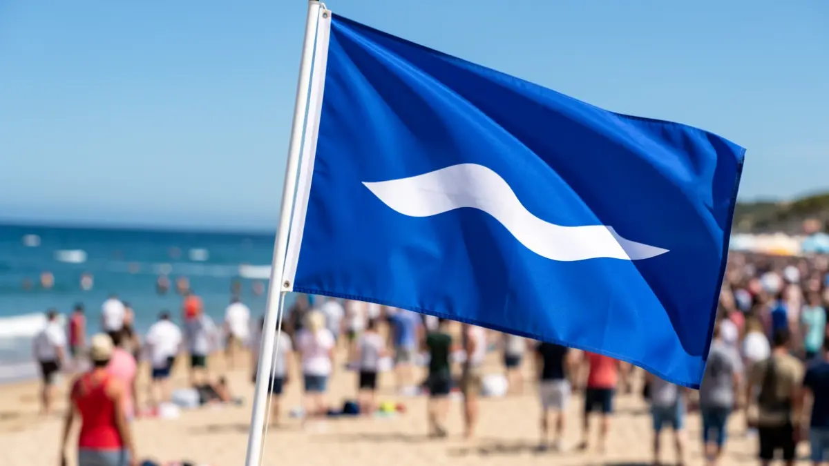 Imagen genérica de una bandera azul con el símbolo de una ola blanca, representando el distintivo Bandera Azul.