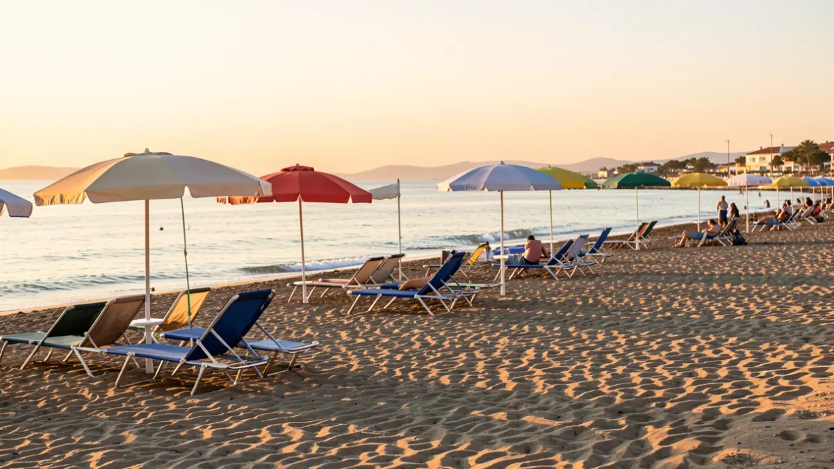 Imatge genèrica de la platja de Vinaròs amb cadires i para-sols buits al capvespre.